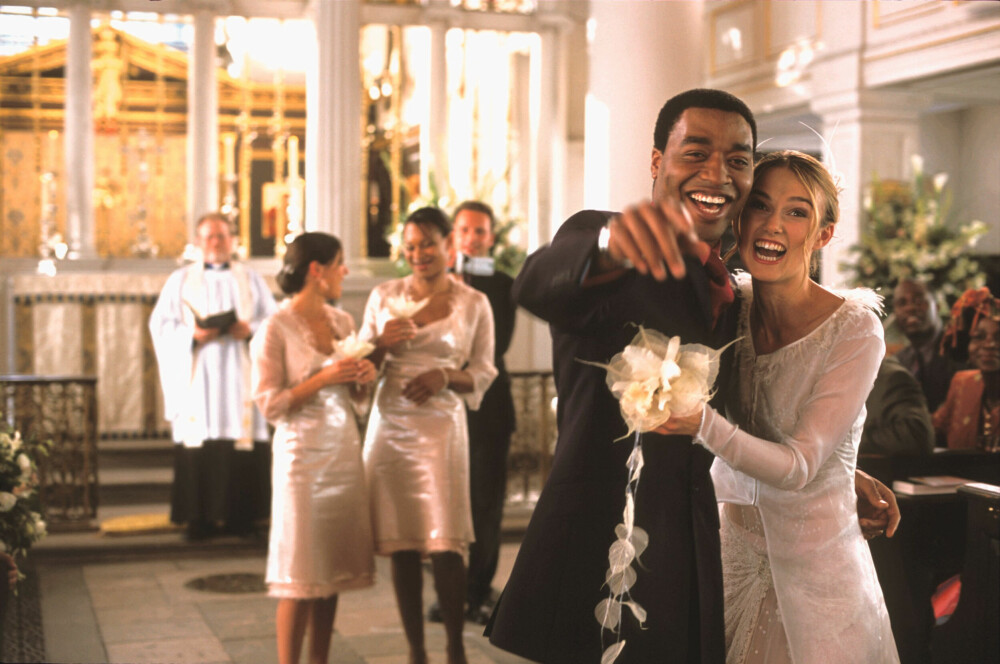 <b>NYGIFT:</b> Juliet (Keira Knightley) og Peter (Chiwetel Ejiofor) gifter seg, og på vei ut av kirken blir de overrasket av et kor og et band blant gjestene som spiller «All You Need Is Love».