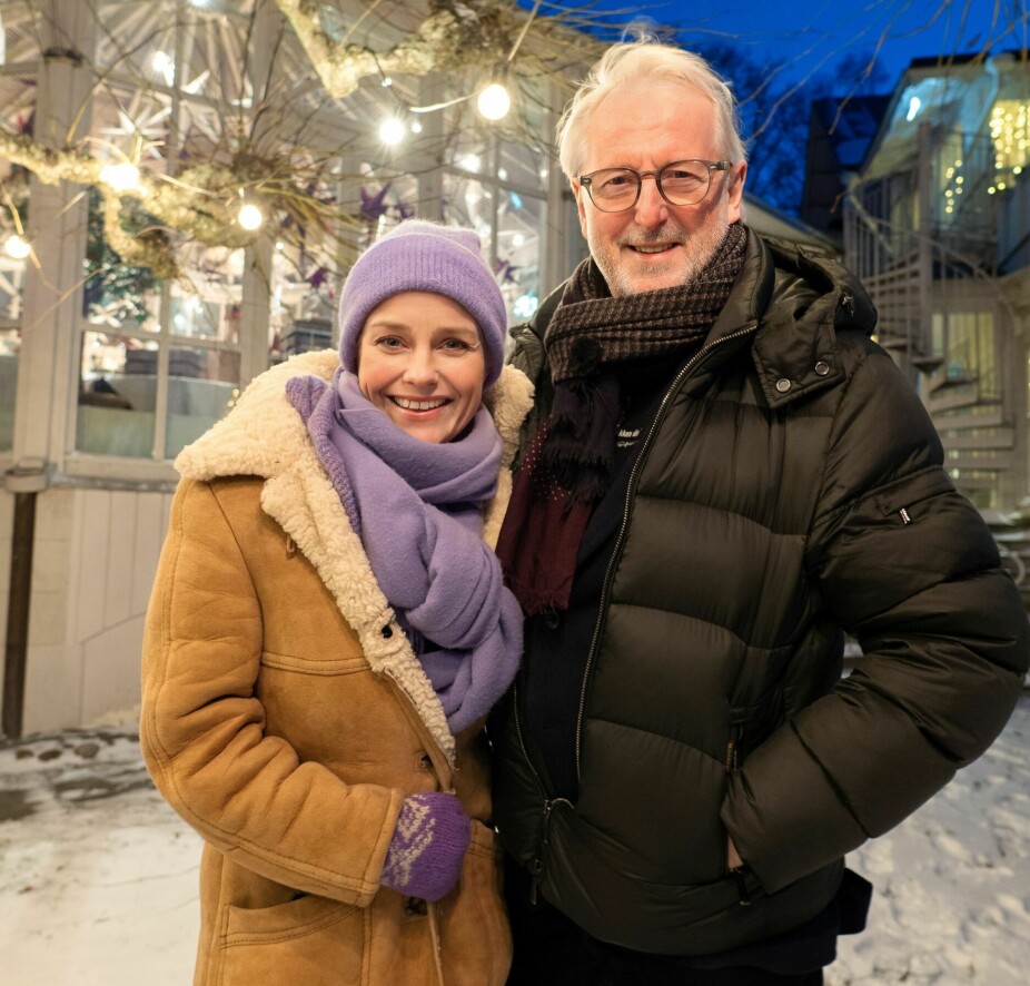 <b>«HELLSTRØMS»:</b> I julen kan vi se to episoder av «Hellstrøms jul» på TV 2. Her er Eyvind i Stockholm sammen med programleder, Solveig Kloppen. Her står de utenfor Ulriksdals vertshus.