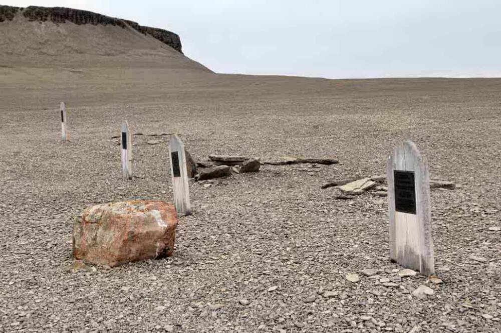 <b>HVILESTED:</b> Tre graver på Beechey Island var det første sporet som ble funnet etter Franklin-ekspedisjonen. Etter undersøkelser i nyere tid ble dødsfallene tilskrevet lunge­sykdom og blyforgiftning. Den fjerde graven tilhører et medlem fra en av unnsetnings­-<br/>ekspedisjonene.