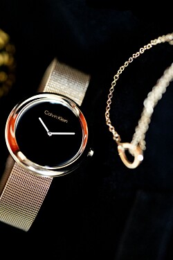 Klokke og bracelet fra Calvin Klein til <br/>én vinner, totalverdi kr. 3396.