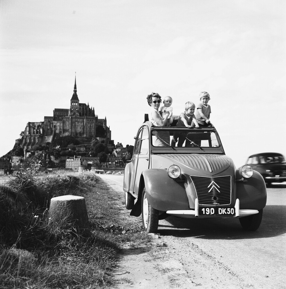 <b>KABRIOLET:</b> En familie lufter seg etter å ha besøkt Mont-Saint-Michel.