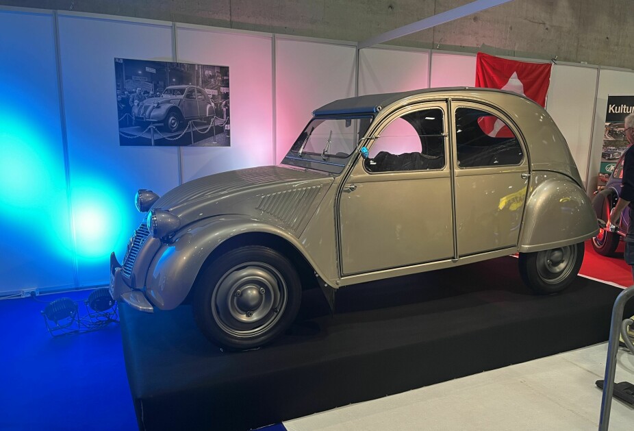 <b>2CV-KLUBBEN:</b> 2CV-klubbens godbit

1953-modell Citroën 2CV med ni hester produsert av tosylindret boksermotor. Speedometerstyrte vindusviskere, hastigheten til viskerne avhenger av hvor fort/sakte bilen kjører. Dermed en elektromotor mindre. Bilen ble opprinnelig kjøpt i Norge og er satt i stand av Norsk 2CV Klubb, som også eier bilen. Den sto utstilt ut på Oslo Motor Show i høst.