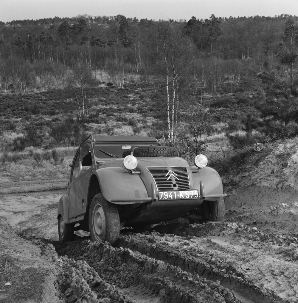 <b>SAHARA:</b> Citroën 2CV Sahara ble presentert på La Mer de Sable (sand­sjøen) i Nord-Frankrike i 1958.