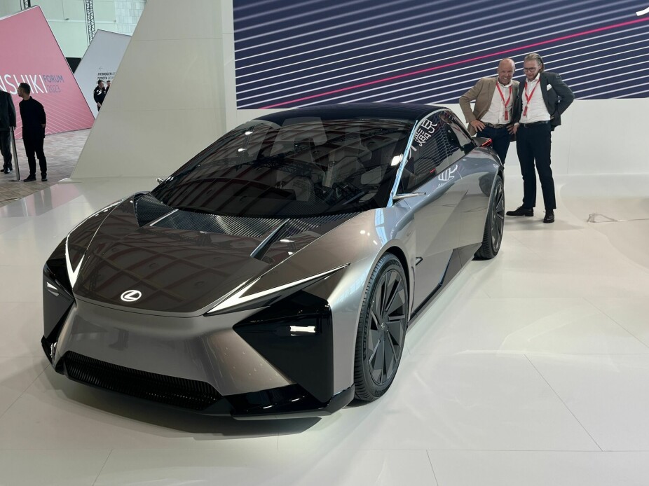 <b>MÅ VENTE:</b> Lexus General Manager i Norge, Jan Christian Holm (t.v.) og Toyota-bossen i Norge, Piotr Pawlak, må vente helt til 2026 før det komme en helt ny Lexus-modell til Norge. 