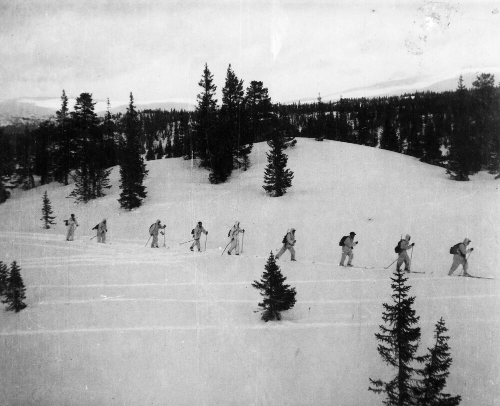 <b>FORBEREDELSER:</b> Dette bildet viser sabotørene som trener på ski i fjellet med oppakning og kamuflasjedrakter.
