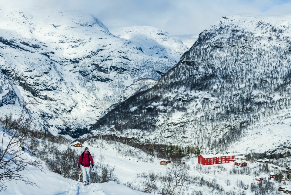 PÅ EN HYLLE: Det har nok aldri vært enkelt å drive Vatnahalsen, som ligger på er platå langs Flåmsbanen.