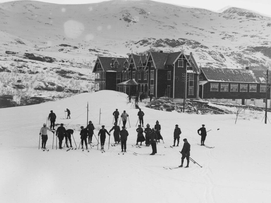 <b>STIL:</b> Vatnahalsen tidlig på 1920-tallet. Folk står fortsatt på ski fra hotellet.