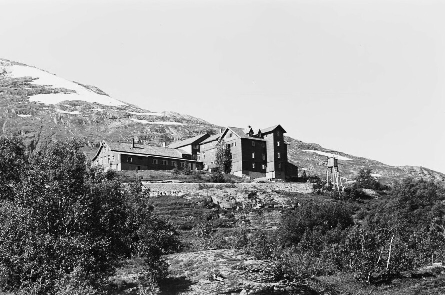 FØR BRANNEN: Vatnahalsen i 1939 før det brant ned til grunnen.
