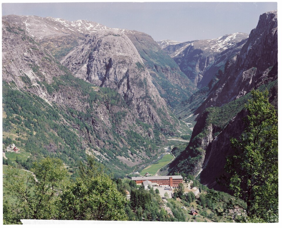 ØRNEREDE: Det er ikke bare tyskerne som har latt seg besnære av utsikten over Nærøydalen fra Stalheim hotell.