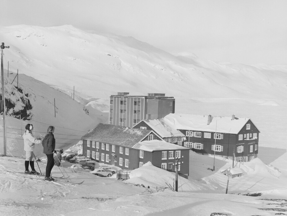 <b>PÅ HØYFJELLET:</b> Tyin Høyfjells­hotell i 1965. Den noe uskjønne blokken bak trehusene ble kalt «amerikanerfløyen» fordi det ofte bodde amerikanere der om sommeren. 