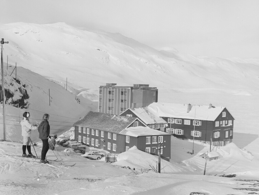 PÅ HØYFJELLET: Tyin Høyfjellshotell i 1965. Den noe uskjønne blokken bak trehusene ble kalt «amerikanerfløyen» fordi det ofte bodde amerikanere der om sommeren.