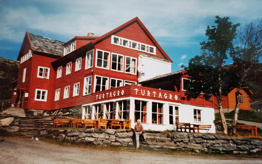 TURTAGRØ: Slik så hotellet ut før brannen i 2001. Senere moderniserte Ole Drægni hele hotellet og var klar for mange gode år på Turtagrø.
