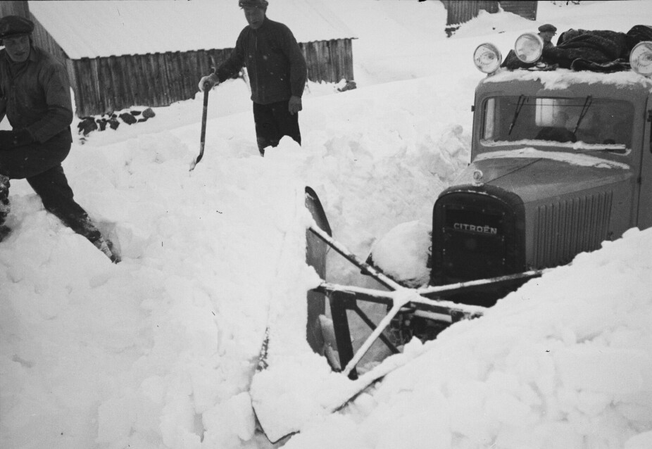 <b>KREVENDE FORHOLD:</b> Noen av høyfjells­hotellene måtte holde stengt om vinteren av naturlige årsaker. Her er det snø­brøyting over Filefjell før krigen. 