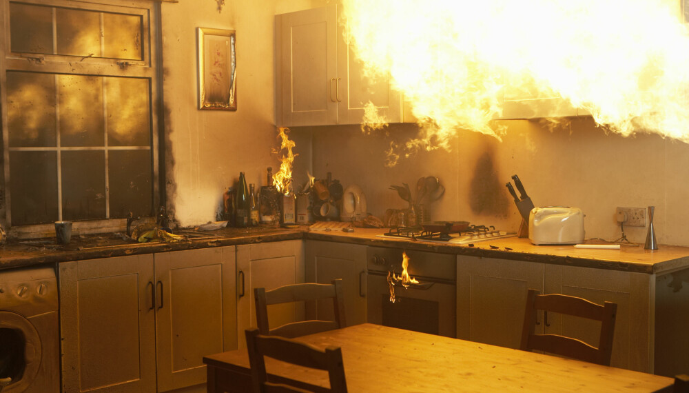 BRANNFARLIG: En kjøkkenvifte full av fett kan i verste fall utløse en brannbombe.