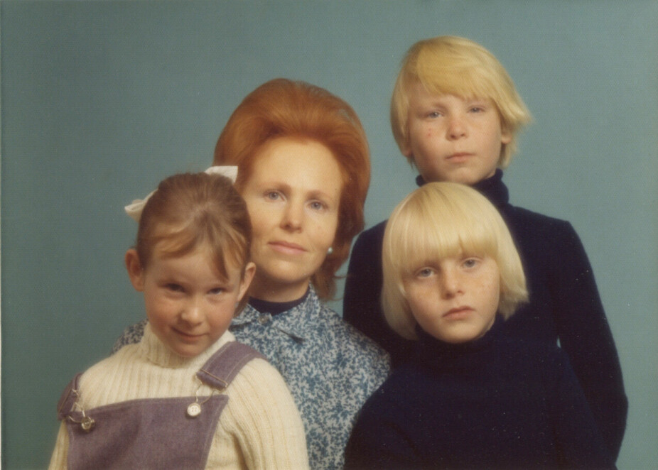 <b>HOS FOTOGRAFEN: </b>Mottro», som Linda Eide kaller sin mor, med søskenflokken Linda, Geir (bak til høyre) og Terje mot slutten av 70-tallet. Bildet er tatt hos en fotograf på Voss, og var tiltenkt faren, som var ute til sjøs.