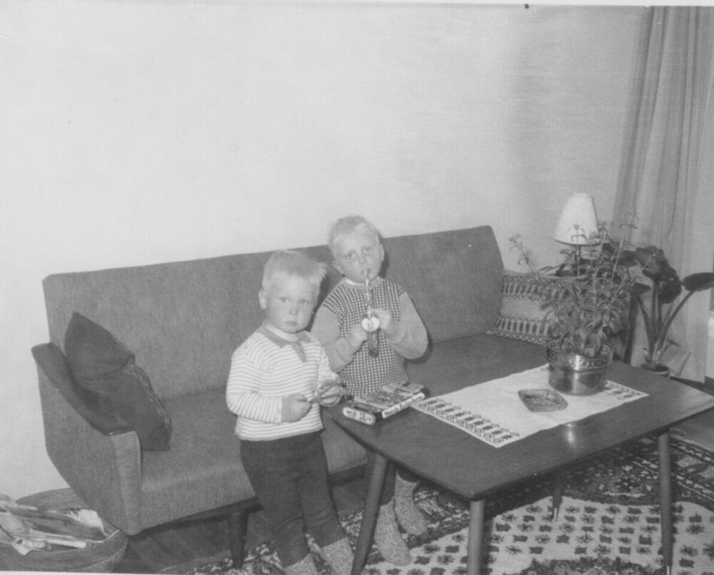 <b>SPELEMENN:</b> Brødrene Terje og Geir spiller en liten trudelutt i stua. 