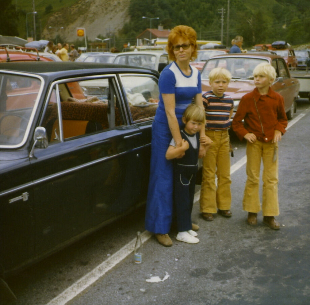 <b>FAMILIETUR:</b> Her er Mottro, Linda og brødrene, Terje og Geir foran familiebilen på ferjekaia i Kvandal. 