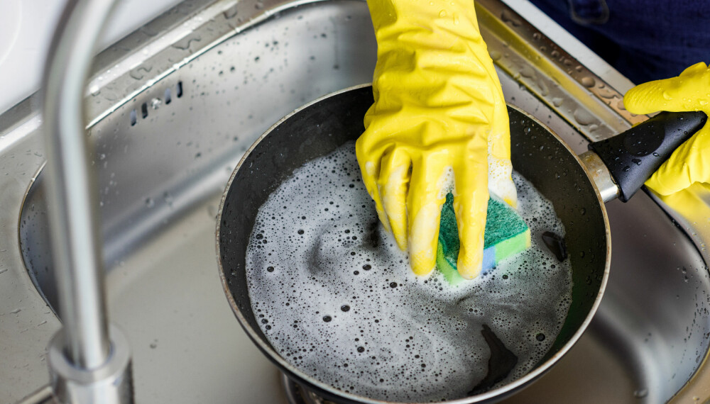 <b>SKÅNSOM VASK:</b> Unngå for rask oppvarming og avkjøling, så holder stekepannen mye lenger. La den kjøles av en stund etter bruk før du vasker den skånsomt.