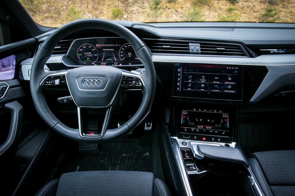 <b>EGEN STIL:</b> Audi har vært relativt moderate når det gjelder moderne påfunn i dashbord og betjening. Det har sine utvilsomme fortrinn. 