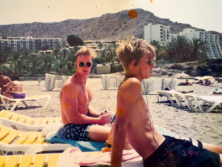 <b>STRANDLØVER:</b> Sommeren 1994 gikk turen til Mallorca og brødrene Anders og Petter hygget seg på stranden.