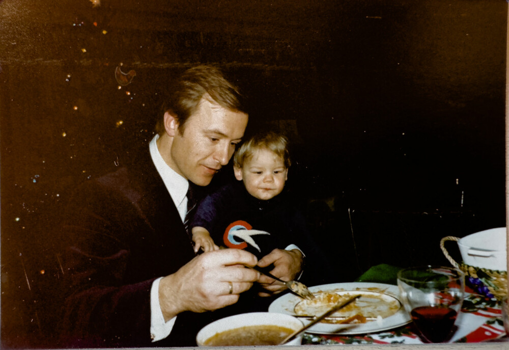 <b>JULEMIDDAG:</b> Unge Petter på pappas fang, julaften 1981. Det var forhåpentligvis ikke svineribbe på menyen. – Jeg kan styre meg for ribbe, julaften eller ei, sier han.
