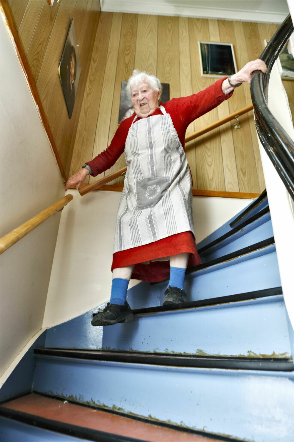 <b>BRATT TRAPP:</b> Nikka bodde i det lille hvite huset sitt frem til hun var over 100 år. På dette bildet er hun 96 år og i full vigør.