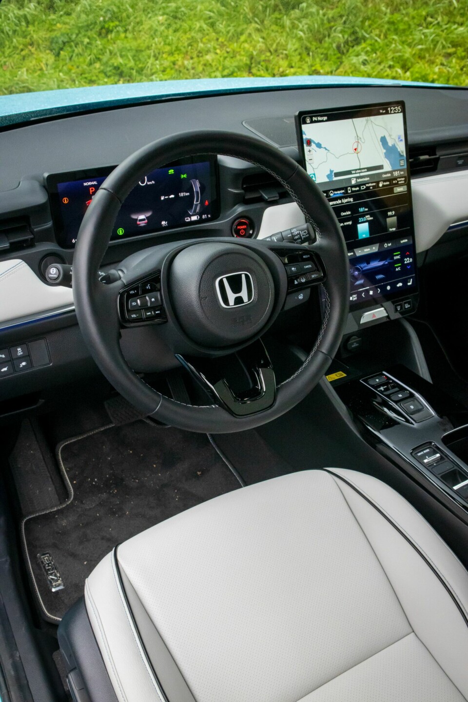 HONDA: Fint førermiljø, god sittestilling og lettbetjent skjerm i midtkonsollen. Litt mye hardplast trekker ned helhetsinntrykket.