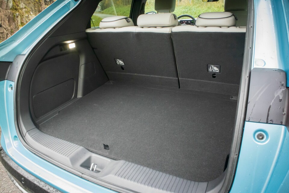 HONDA: Ikke av de største bagasjerommene i klassen, hattehylle er integrert i bakluken.