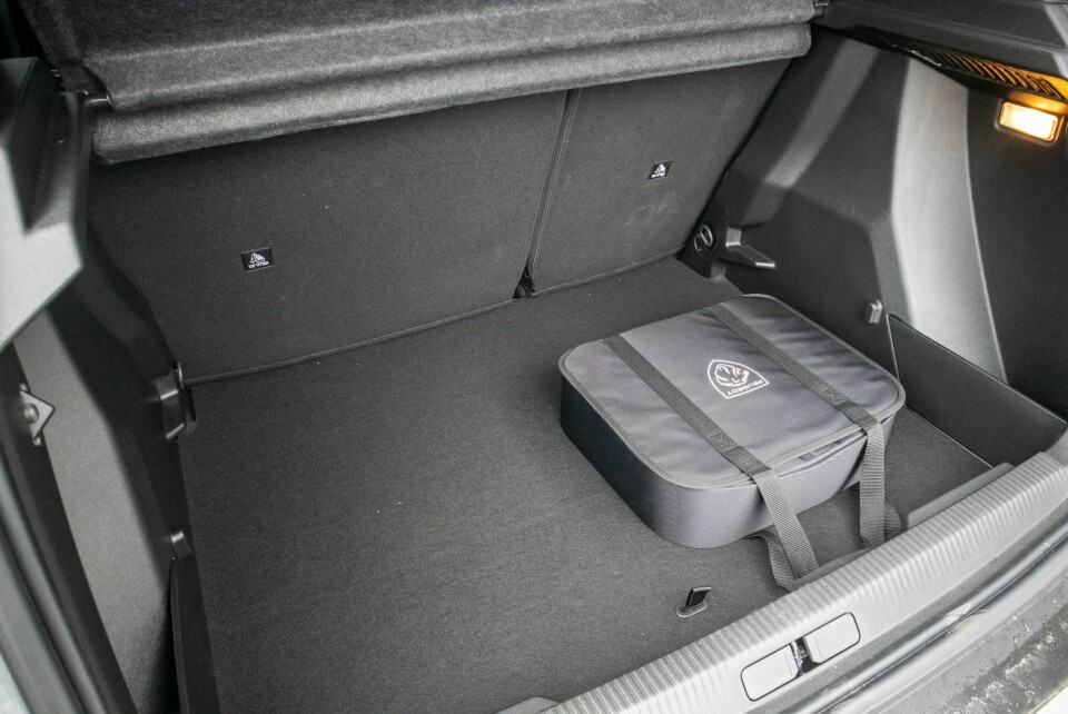 PEUGEOT: Bagasjerommet holder til normal bruk, vesken med ladekabler kan puttes i stort rom under gulvplaten.