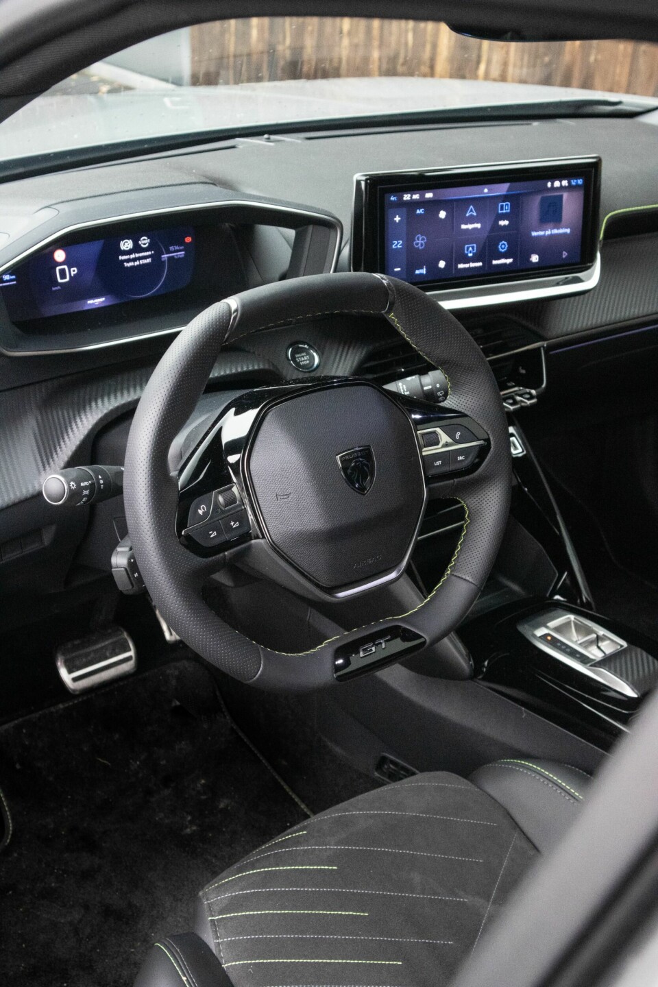 PEUGEOT: Lite ratt med instrumenter over siktlinjen og grei kombinasjon av skjerm og knapper i midtkonsoll.