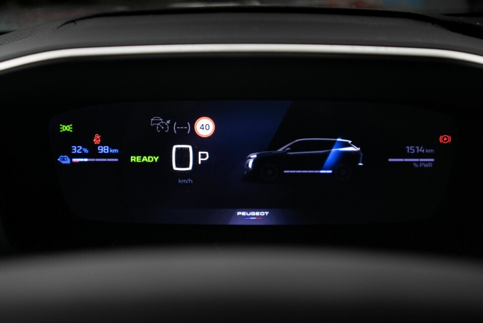 PEUGEOT: Slankere instrumentpanel enn Honda, valg mellom en rekke ulike visninger.