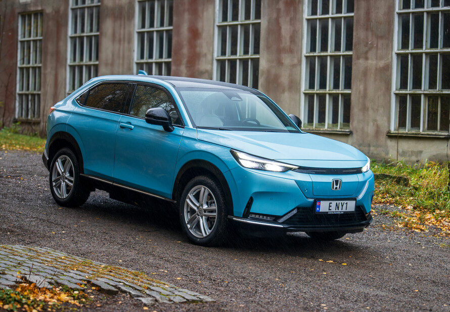 For Europa: Prisene på Honda e:Ny1 starter på 399 900 kroner for laveste utstyrsgrad Elegance, som blant annet inkluderer trådløs Apple Carplay og Android Auto samt Honda Sesing som omfatter diverse førerstøttesystemer. Bilen produseres i Kina for Europa.
