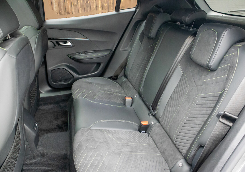 Luksus: Peugeot-en har seter i skinn/Alcantara.