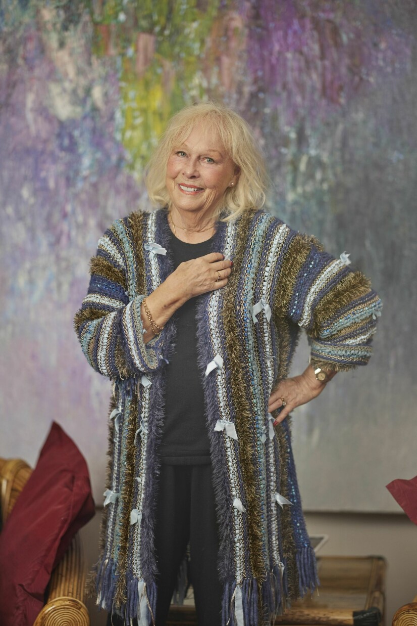 HØYT TEMPO: Lise skjønner ikke helt når det skjedde, men plutselig en dag da hun så seg i speilte, oppdaget hun en gammel dame. Livet har gått så altfor fort og nå er det ikke mer fremtid igjen, føler Lise som etter utallige oppfordringer har brukt det siste året til å samle sitt eventyrlige liv mellom to permer.