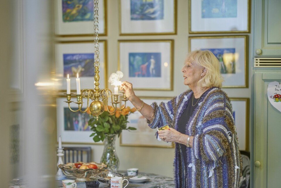 ALENE I HUSET: Lise har valgt å bo i den store huset alene etter at samboer Per gikk bort for snart tolv år siden. Pers portrett finnes i alle rom, og Lise savner ham hver eneste dag.