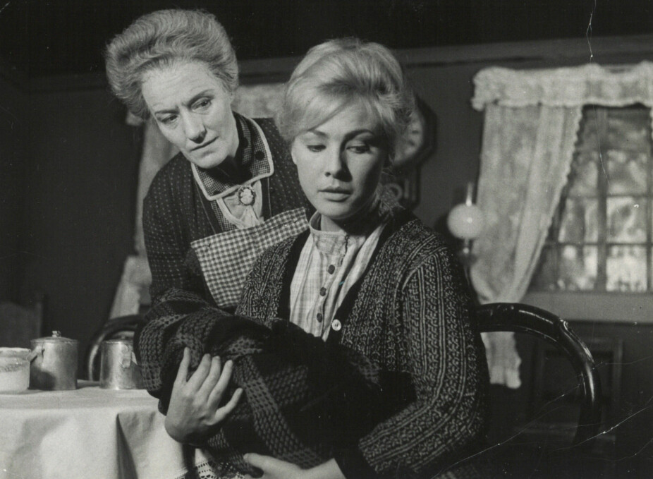 <b>NYUTDANNET:</b> Lise kom inn på teaterhøyskolen på tredje forsøk. Her fra debutforestillingen på Det Norske Teatret, Ungen av Oskar Braaten, i 1963 i samspill med Aud Schønemann.