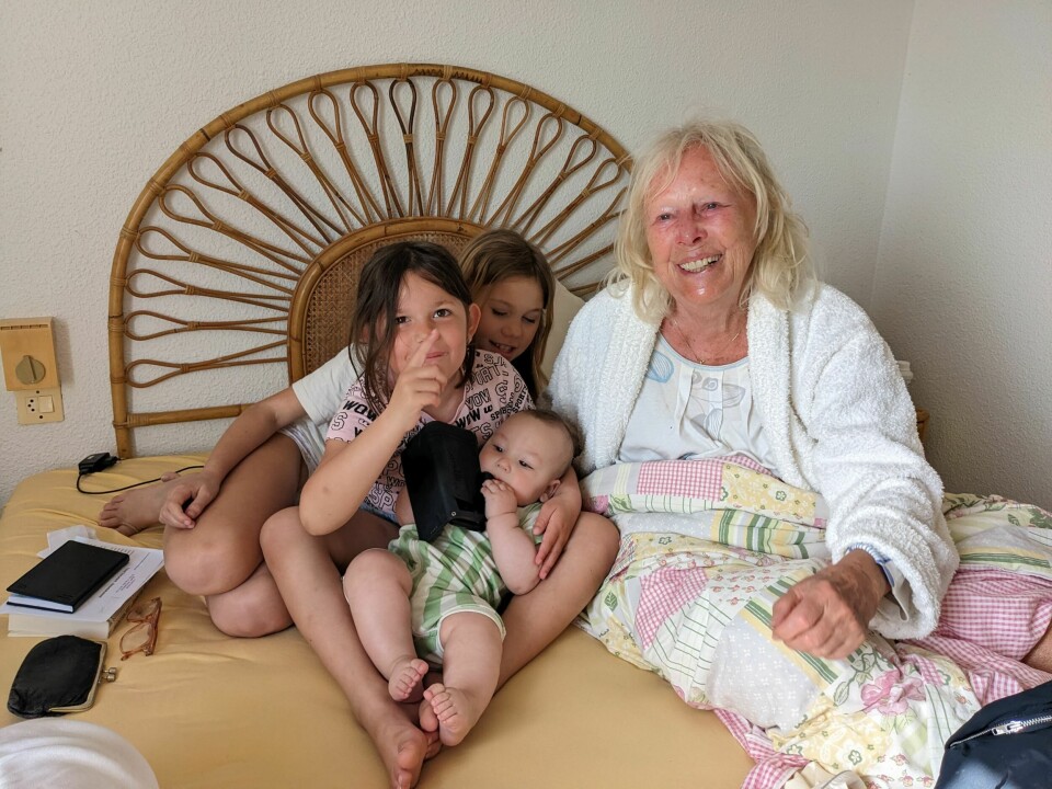 BARNEBARNA: Lise har en liten perle av et feriested i Spania der hun ofte får besøk av barnebarna Maja, Marie og lille Borg, her fra sommeren 2023.