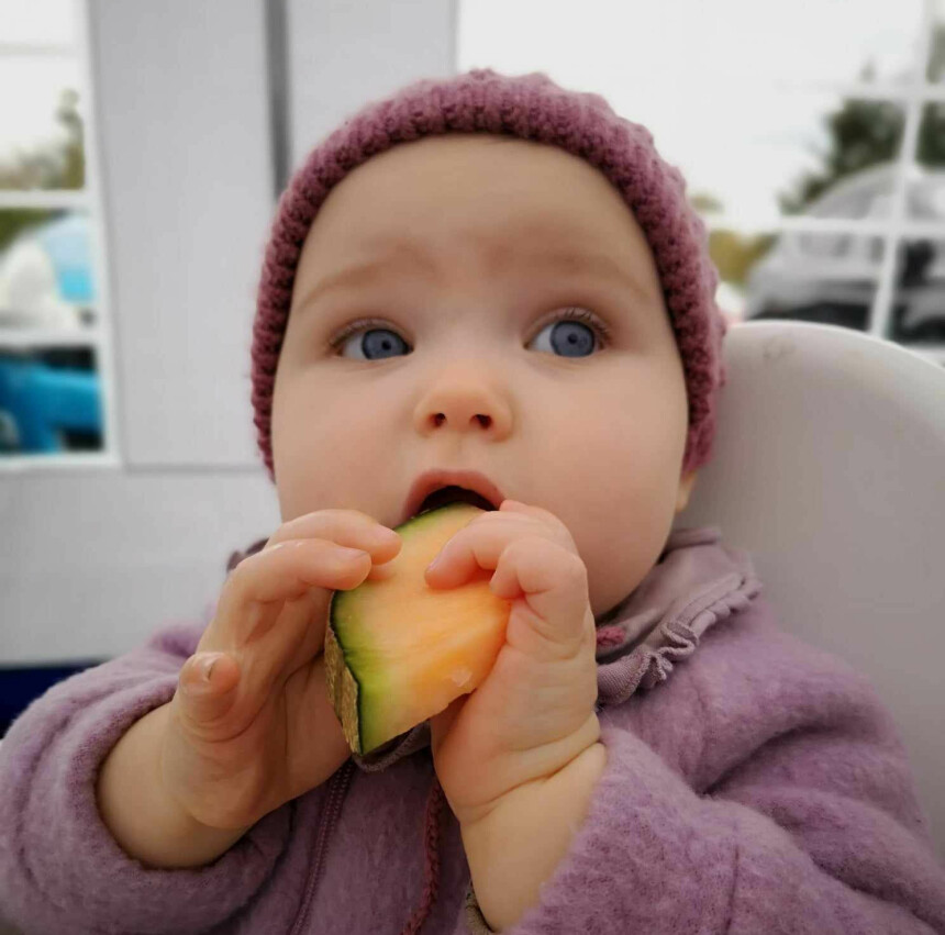 STRENGT MATREGIME: Loise koser seg med en en skive melon.
