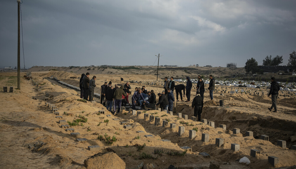 <b>MINST 18608 DREPT:</b> Palestinere begraver sine slektninger drept i det israelske bombardementet av Gazastripen, på en kirkegård i Rafah, sør i Gaza, i dag torsdag.