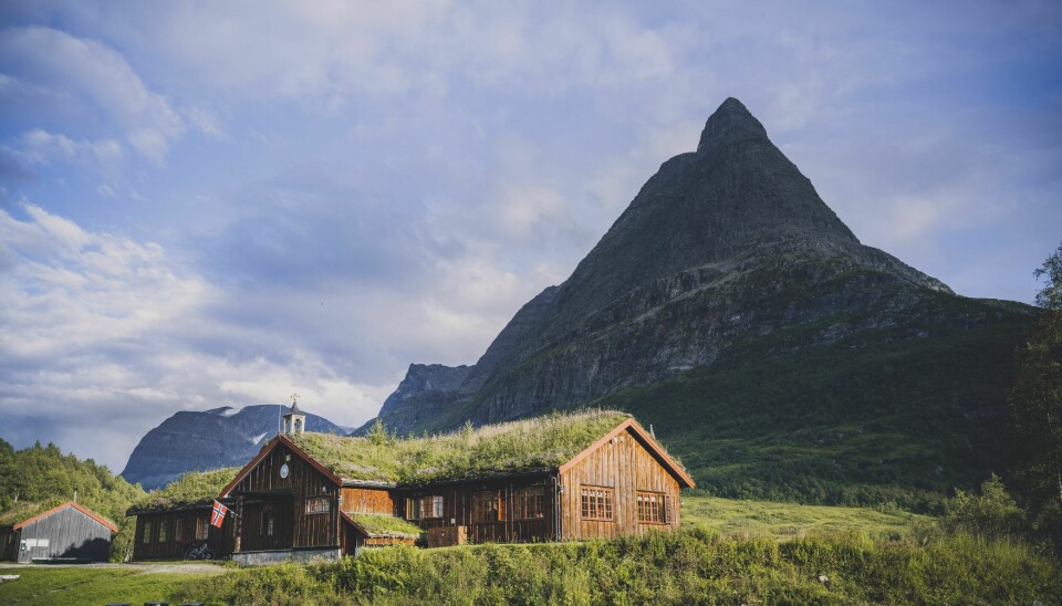 TROLLHEIMEN: Innerdalshytta og det karakteristiske fjellet Innerdalstårnet.