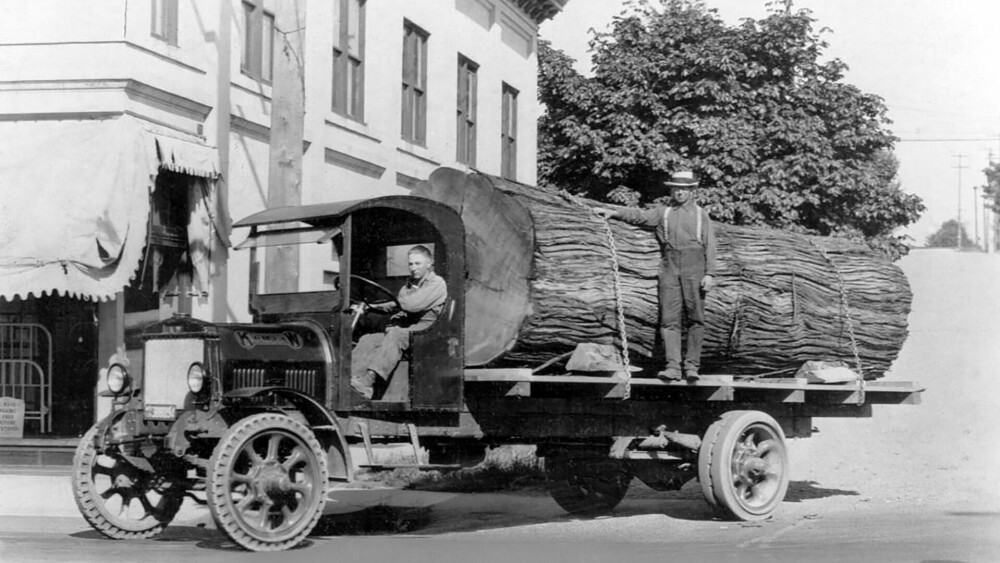 <b>DEN SPEDE BEGYNNELSE:</b> 1923 Kenworth med voksent tømmer­lass. Kenworths forretningsidé var å bygge lastebiler som passet til lokale forhold, derav slagordet «Western Truck for Western Work».