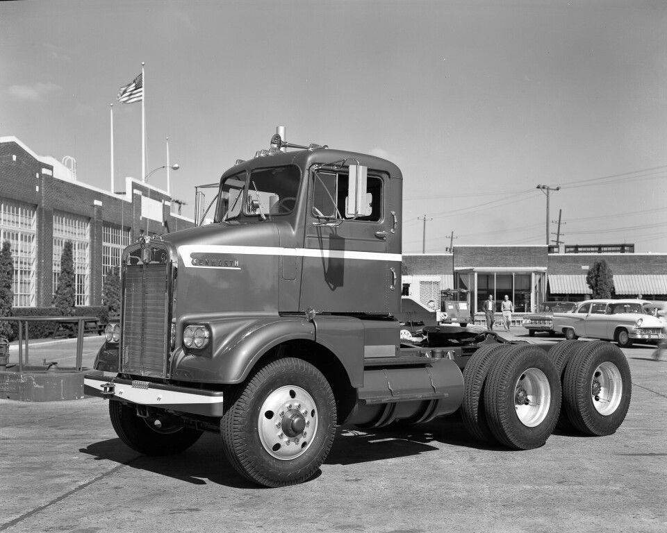 SLO IKKE AN: I 1961 ble Kenworth S900 lansert, med kort og skrånende snute, for å gi bedre sikt fra førerplass. Modellen slo ikke an i USA, men ble produsert i mange år i Australia.