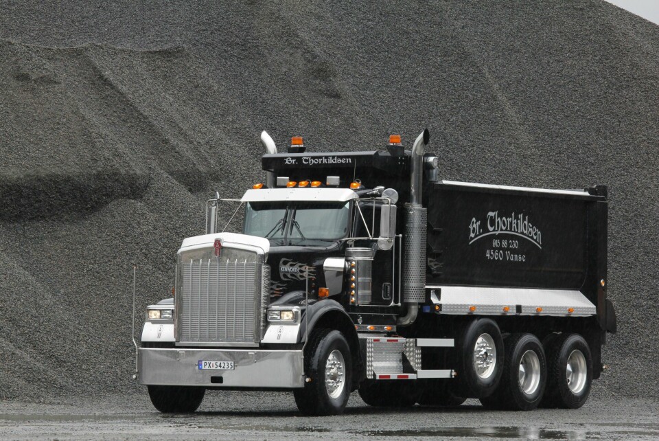 TIL NORGE: Knut Thorkildsen hentet hjem en strøken Kenworth W900B med dumperkasse i 2005. Faren bodde i USA i mange år på 50-tallet og hadde mye å fortelle da han flyttet tilbake til Norge i 1960. – Når man har vært i Amerika, spesielt i 1950-årene, som han var, så er det ingenting som kan måle seg med det. Det var jo et eventyr, mente Thorkildsen da TransportMagasinet besøkte ham i 2015. For å ta litt del i dette eventyret hentet han først hjem en Peterbilt 359, 1980-modell som han kjøpte usett i 2005. Tre år senere kom han over denne Kenworthen på et amerikansk nettsted. Han var egentlig ikke på jakt etter bil, men det var noe ved denne bilen som gjorde at følelsene tok overhånd. Han bare måtte ha den.
