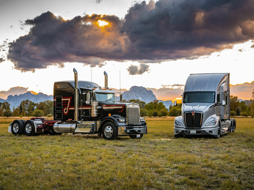HUNDREÅRING: Den amerikanske lastebilprodusenten Kenworth fyller 100 år i år. Det blir behørig markert, blant annet med disse jubileumsutgavene. Til venstre Kenworth W900L Limited Edition og til høyre en Kenworth T680 Signature Edition.