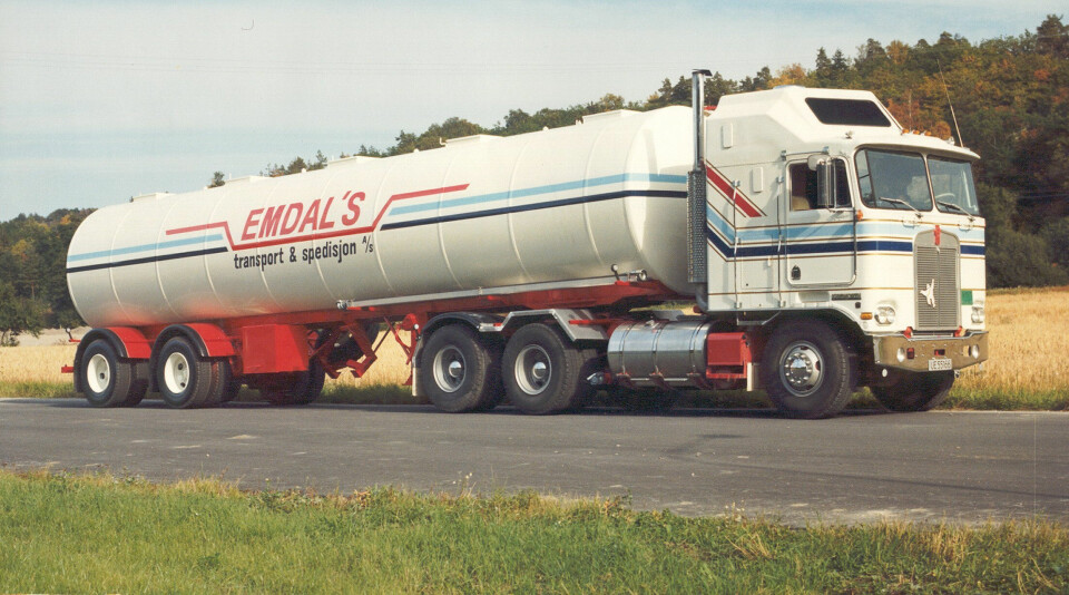 LEGENDARISK: Emdals legendariske Kenworth K100 ble kjøpt tilbake til Straumgjerde av barnebarnet Fredrik Emdal i 2009, 17 år etter at Håkon Emdal solgte den i 1992. 1981-modellen ble i sin tid kjøpt ny i Ohio av Håkon Emdal. – Jeg kjøpte den da jeg begynte med tankkjøring av fiskeolje. Den bilen gikk natt og dag den og jeg kjørte den mye selv, sammen med to andre sjåfører. Det var absolutt ingen dårlig bil. Den gikk borti 900 000 kilometer for oss før vi solgte den. Stort sett med tanktralle, men også på spesialoppdrag på tungtransport, fortalte Håkon Emdal til TransportMagasinet i 2014.