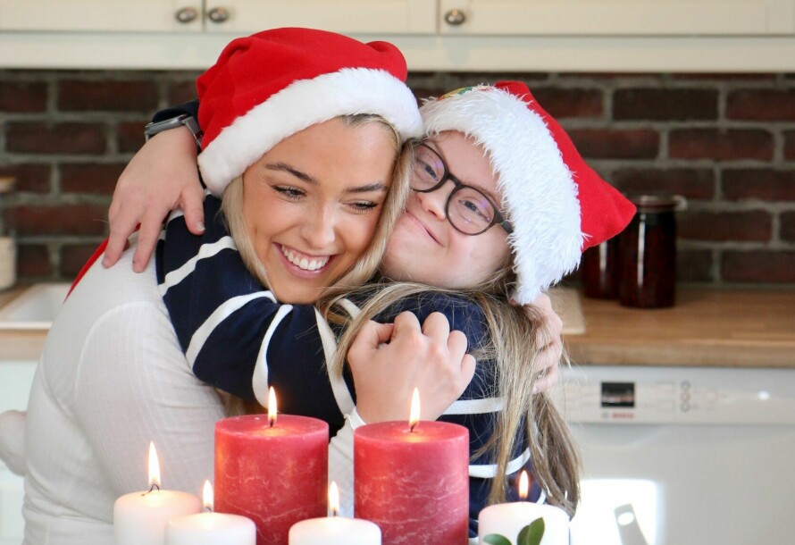 SØSKENKJÆRLIGHET: Angelika og Selene Fjellvang Lie gleder seg til å feire jul. Da er det pynt og lys i hele huset. Søstrene er blitt rene kjendisene etter at de filmer sine samtaler om livet og legger dem ut på sosiale medier.