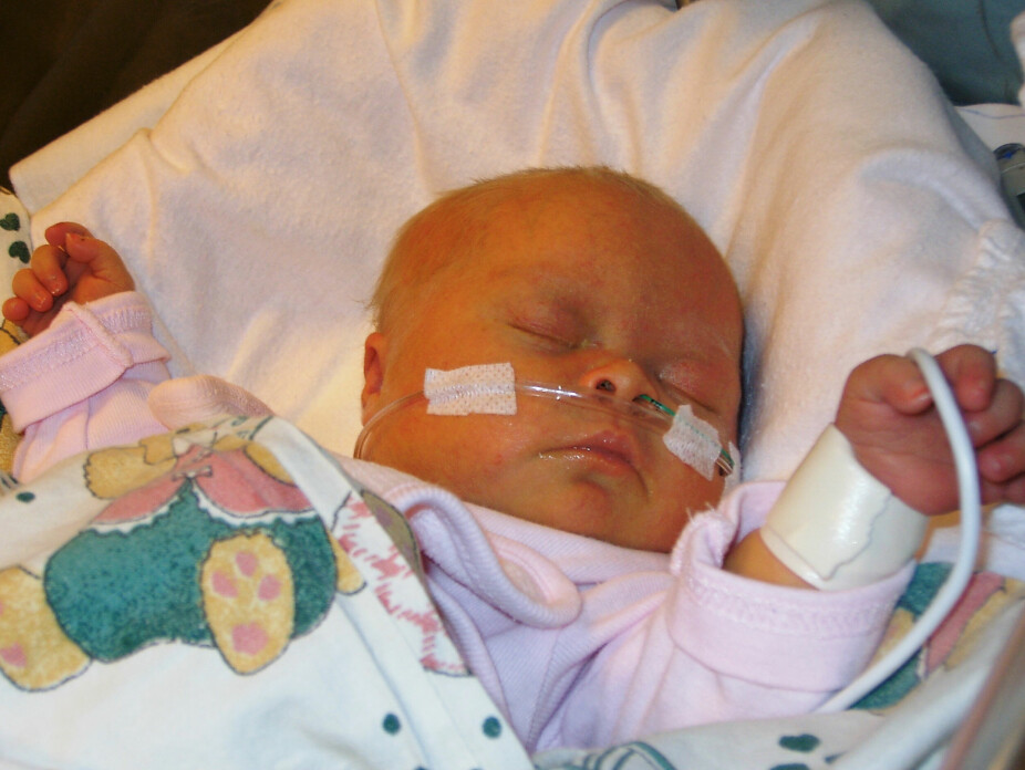 <b>HJERTEKNUSER:</b> En nyfødt Angelika på sykehuset. Hun trengte ekstra oksygen fordi hun var født med to hull i hjertet. 
