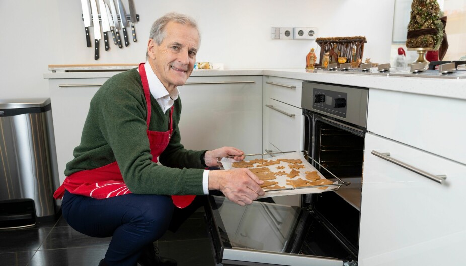 JULEBAKST OG RIBBE: Jonas Gahr Støre baker gjerne litt til jul, og ribba er det han som steker på julaften.