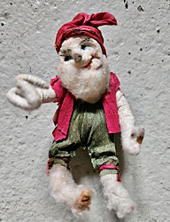 GÅTT I ARV: Denne julepynten har Mari etter sin far. Julenissen står alltid inntil stammen på juletreet.