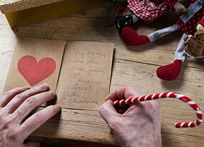 <b>HÅNDSKREVET:</b> Mari sender flere hundre julekort, som ligner mer på et julebrev, til familie og venner.